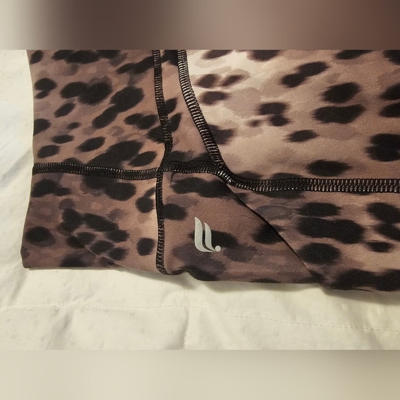 Fabletics Purelux Leopard Print Shorts with Pockets - Size 1X - Picture 3 of 6